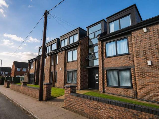 Flat for sale in Kensington, Calderstones