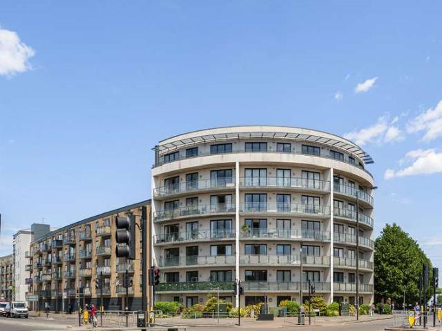 Flat for sale in London Borough of Merton, Collier's Wood
