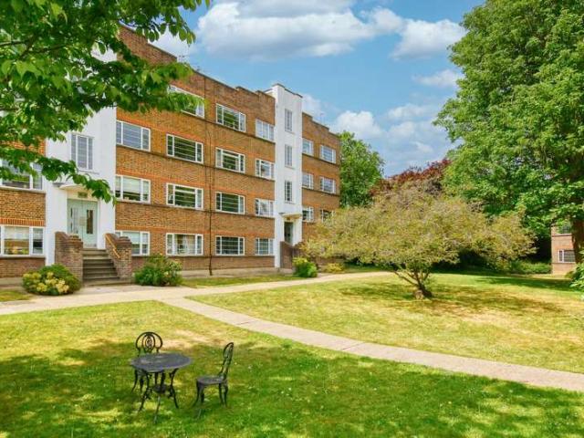 Flat for sale in Hampton Wick, Greater London