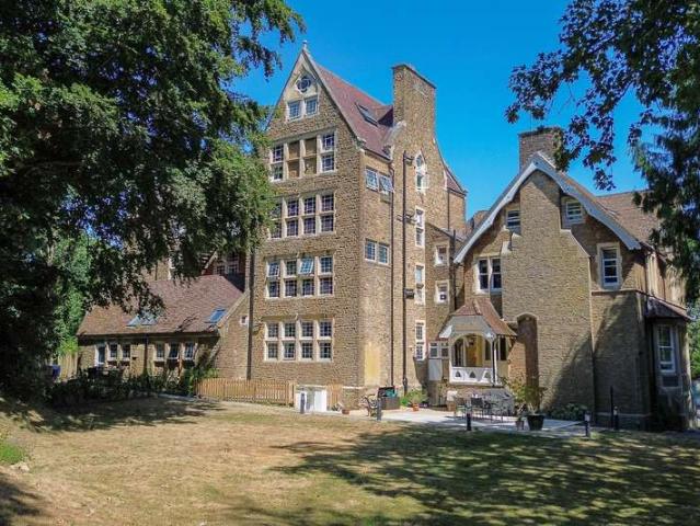 Flat for sale in Fole, Surrey