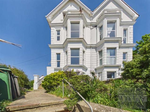 Flat for sale in Bohemia, Guestling Green
