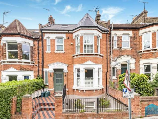 Flat for sale in Stroud Green, Greater London