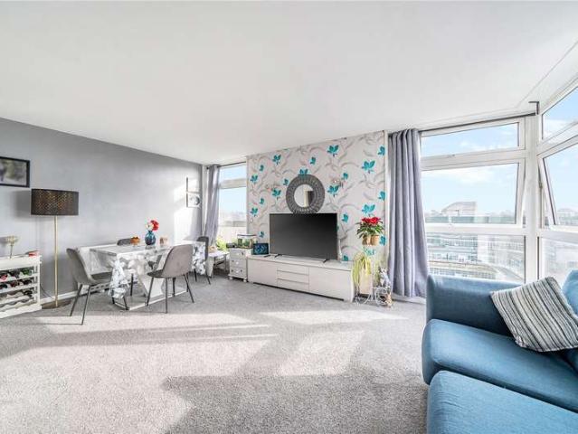 Flat for sale in Denham