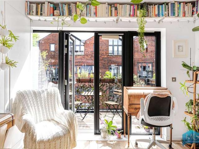 Flat for sale in Hornsey, Greater London