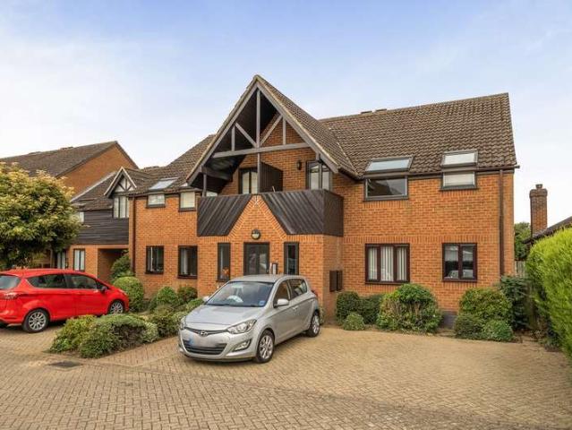 Flat for sale in Toddington, Bedfordshire