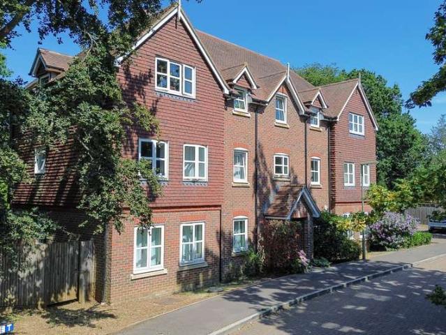 Flat for sale in Milford, Fole