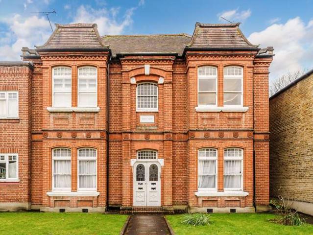 Flat for sale in Surbiton, Greater London