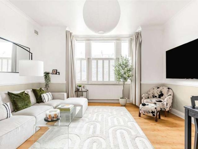 Flat for sale in Furzedown, Greater London