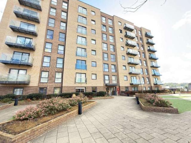 Flat for sale in Park Town, Luton