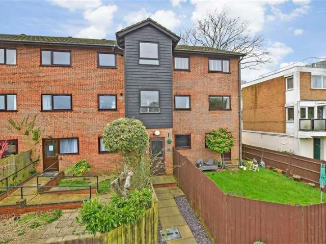 Flat for sale in Pilgrims' Hatch, Navestock Side