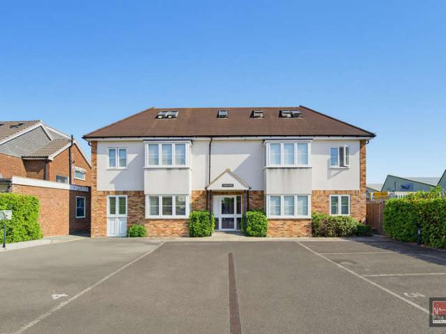Flat for sale in Chattern Hill, Lower Halliford