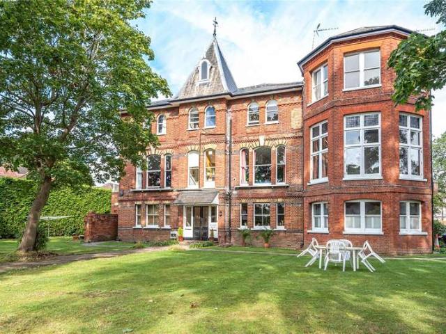 Flat for sale in Woking, Surrey