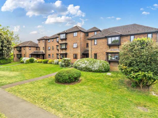 Flat for sale in Binscombe, Fole