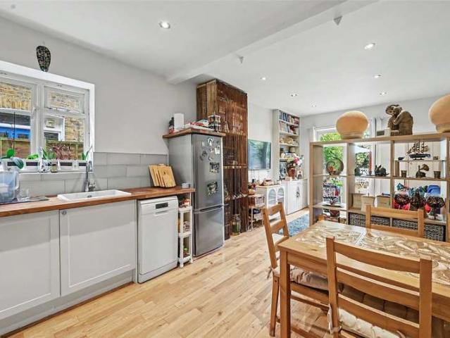 Flat for sale in Brondesbury, Greater London
