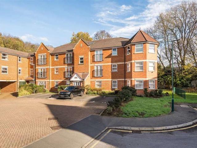Flat for sale in Bushey