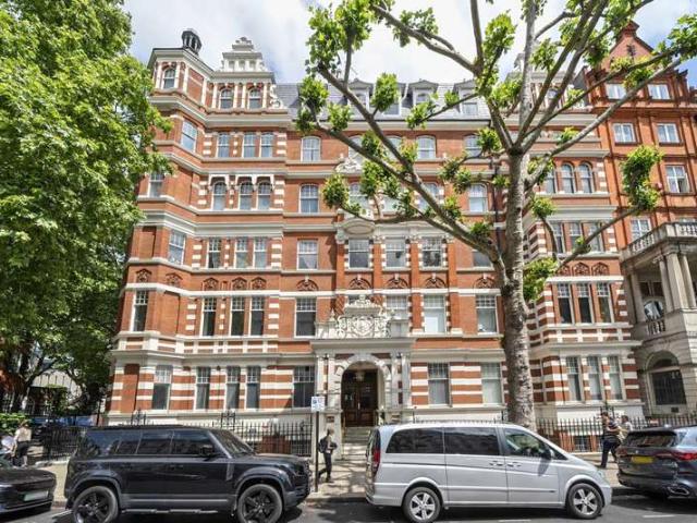 Flat for sale in South Kensington, Knightsbridge
