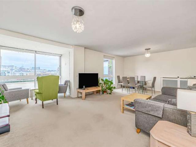 Flat for sale in Battersea, Greater London