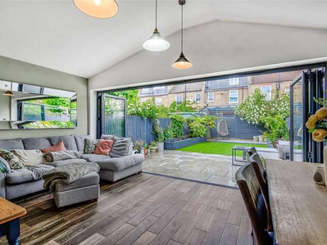 Flat for sale in Furzedown, Greater London