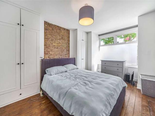 Flat for sale in Furzedown, Greater London