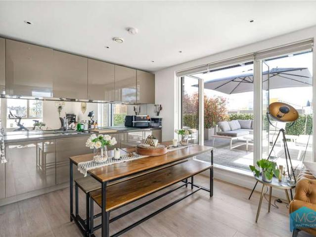 Flat for sale in Hornsey, Greater London
