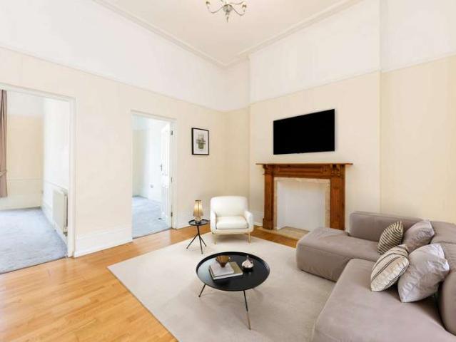 Flat for sale in Kensington, Greater London