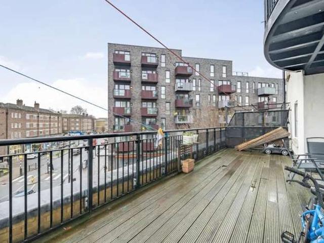 Flat for sale in Limehouse, Greater London