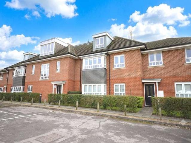 Flat for sale in Heol-las, Surrey