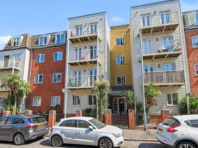Flat for sale in Cliftonville West, Thanet