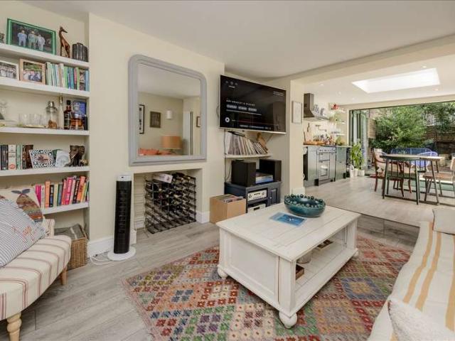 Flat for sale in Shepherd's Bush, Greater London