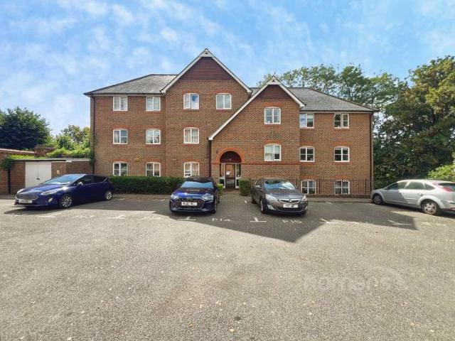 Flat for sale in Cargate, Aldershot