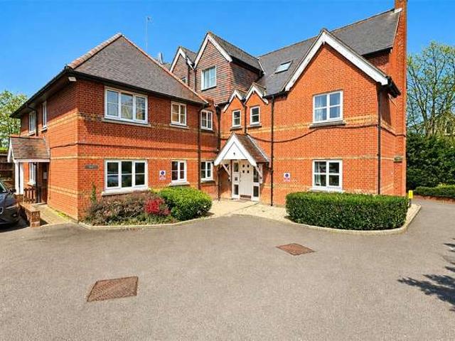 Flat for sale in Chipping Hill, Essex