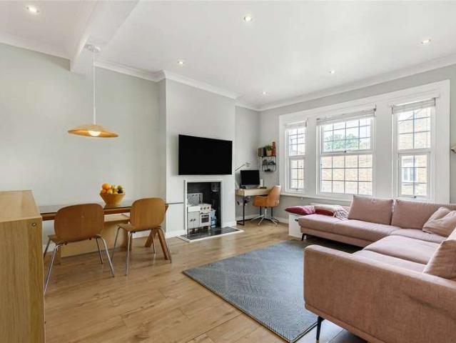 Flat for sale in Furzedown, Greater London
