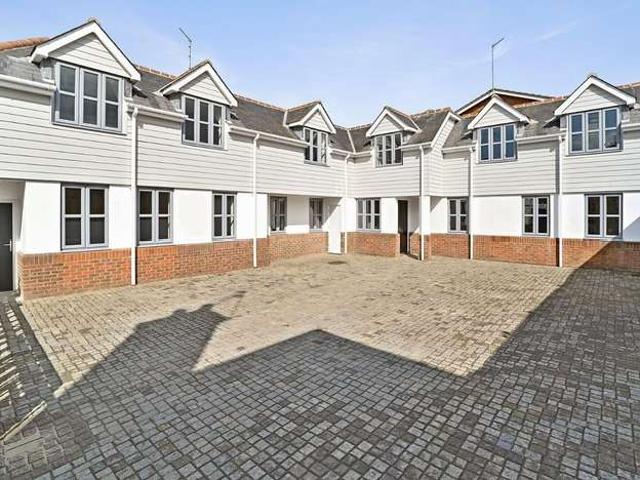 Flat for rent in Lambourne, Epping