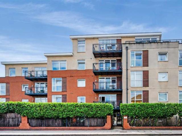Flat for sale in London Borough of Merton, South Wimbledon