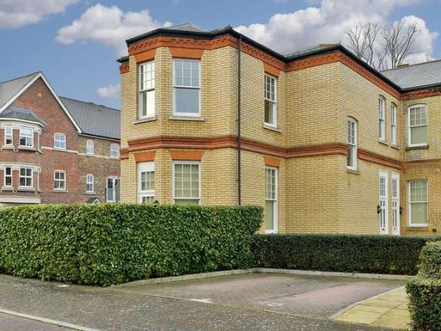 Flat for sale in Manor Park, Epsom