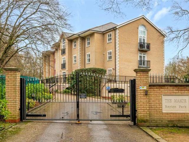 Flat for sale in Woodford Bridge, Greater London