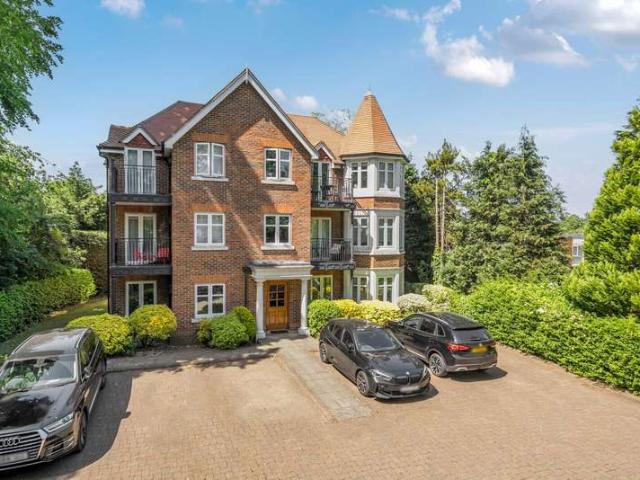 Flat for sale in Sheerwater, Woking