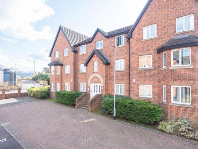 Flat for sale in Farsley, West Yorkshire