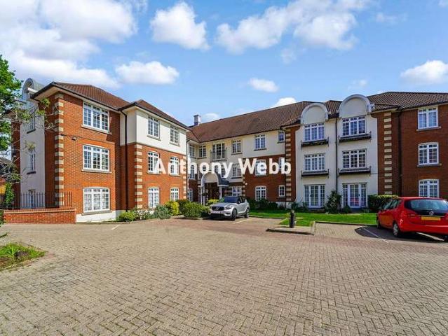 Flat for sale in Palmers Green, Greater London