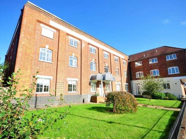Flat for sale in Fole, Surrey