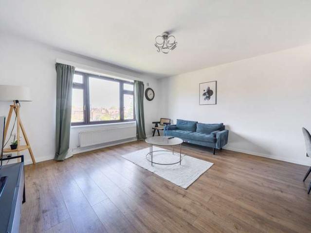 Flat for sale in London Borough of Ealing, Greater London