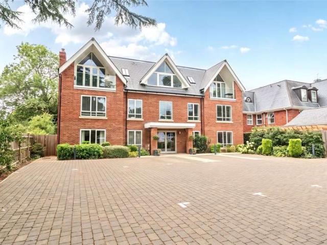 Flat for sale in Gerrards Cross, Denham