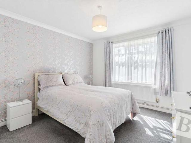 Flat for sale in Rainham, Greater London