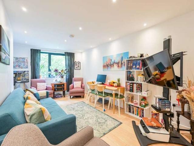 Flat for sale in Tottenham, Hale Village