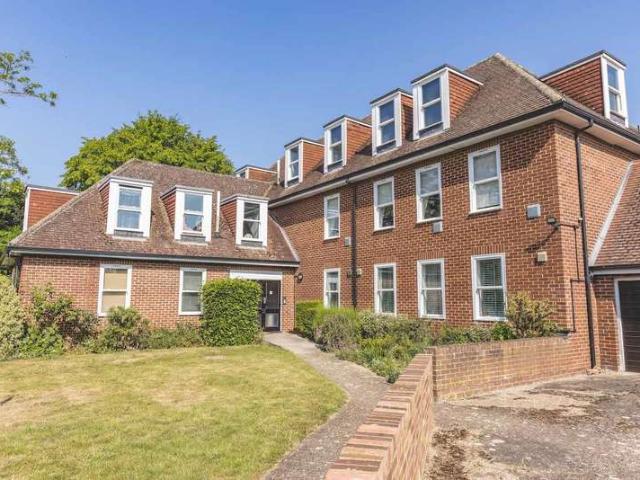 Flat for sale in Datchet, Southlea