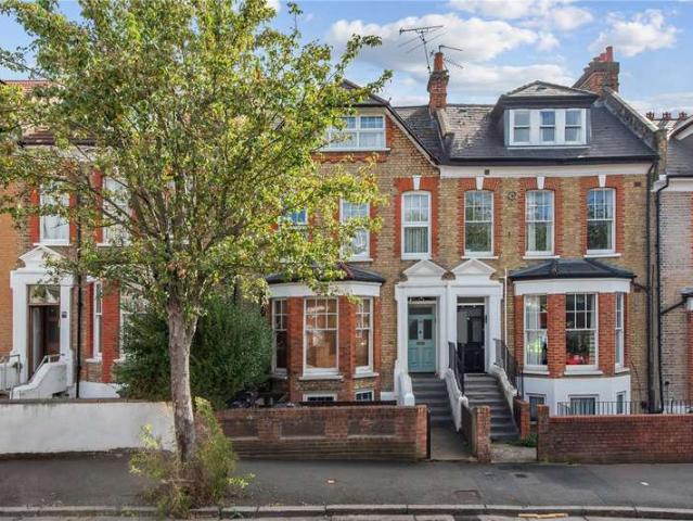Flat for sale in Stamford Hill, Greater London