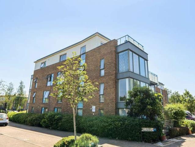 Flat for sale in Pinner, Greater London