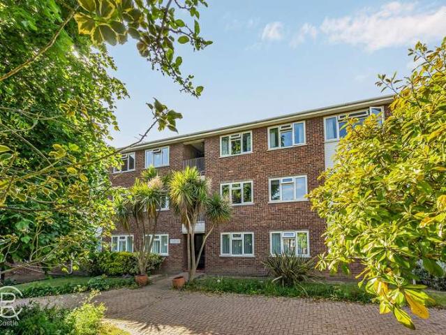 Flat for sale in London Borough of Ealing, Greater London