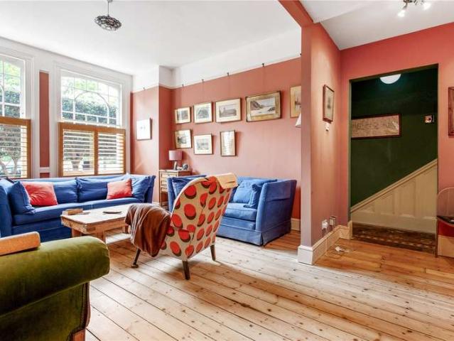 Flat for sale in Balham, Greater London