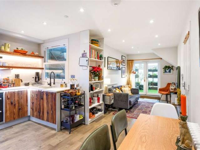 Flat for sale in Summerstown, Greater London